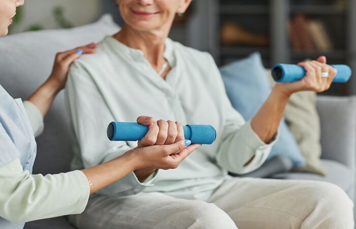 Improving the movement ability of the elderly with physiotherapy