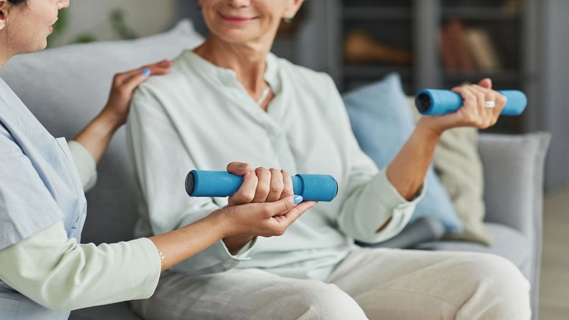 Improving the movement ability of the elderly with physiotherapy